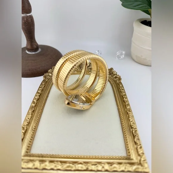 HOT ITEM – Serpenti-Inspired Gold Coil Watch – Bestseller! - Picture 9 of 17